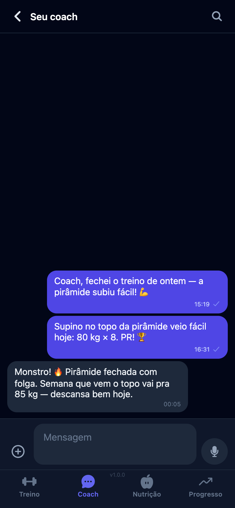 Tela real do Rep²: chat privado com o coach — aluno conta o recorde no supino e o coach já programa 85 kg para a próxima semana.