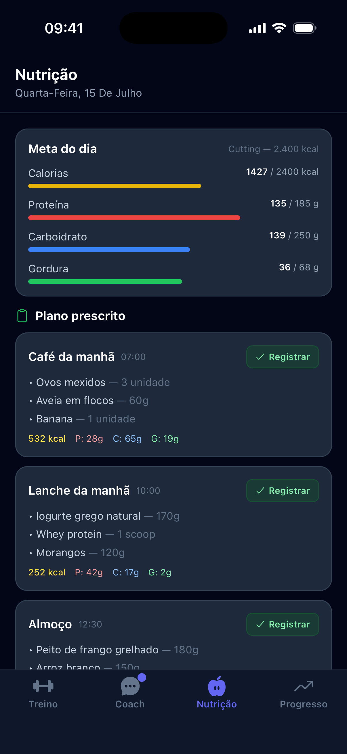 Tela real do Rep²: aba Nutrição com a meta do dia — barras de calorias, proteína, carboidrato e gordura já parcialmente preenchidas — e o plano prescrito refeição a refeição, com alimentos e macros, pronto pra registrar em um toque.