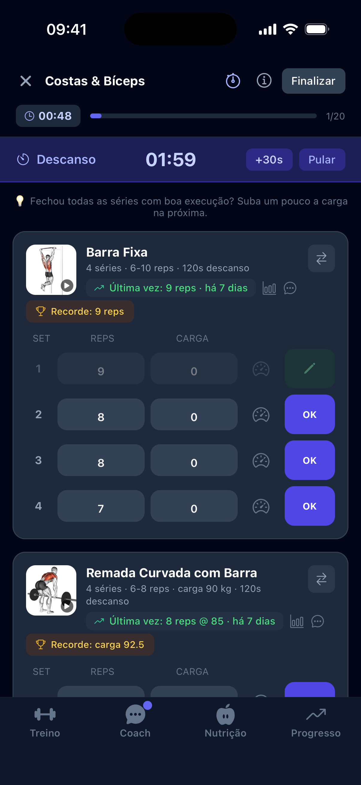 Tela real do Rep²: treino de costas e bíceps em execução — cada exercício com sua demonstração animada ao lado, primeira série de barra fixa registrada com badge de recorde, descanso contando em 1:59 e as próximas séries com reps e carga prontas pra confirmar em um toque.