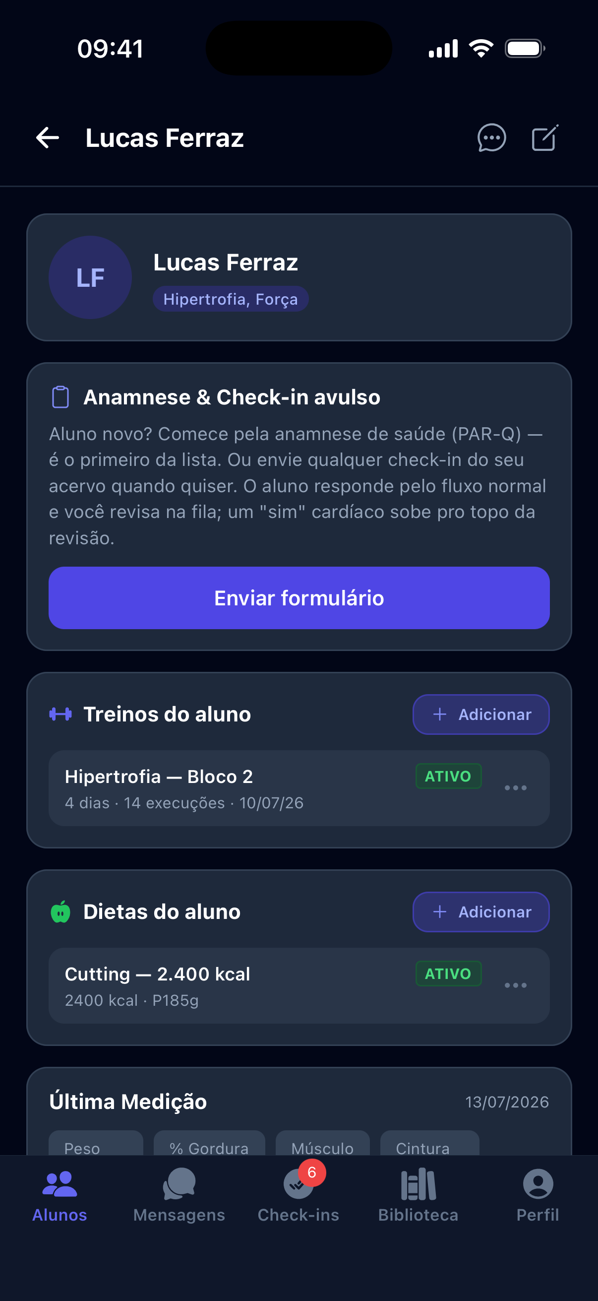 Tela real do app do coach no Rep²: perfil do aluno com objetivo, treino ativo com 14 execuções, dieta ativa de cutting e última medição.