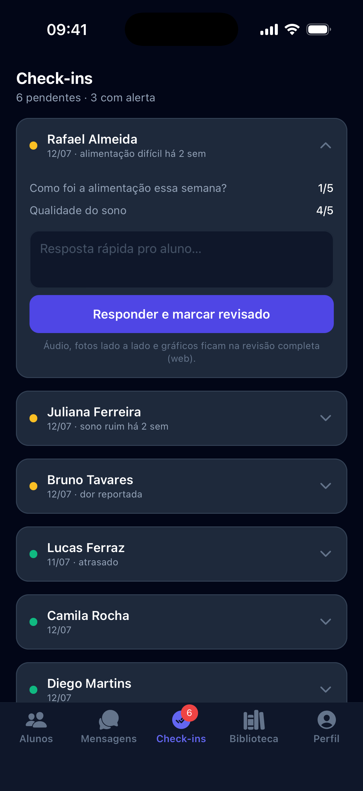 Tela real do app do coach no Rep²: fila de check-ins com alertas — alimentação difícil, sono ruim, dor reportada — e um check-in expandido com resposta rápida pro aluno.