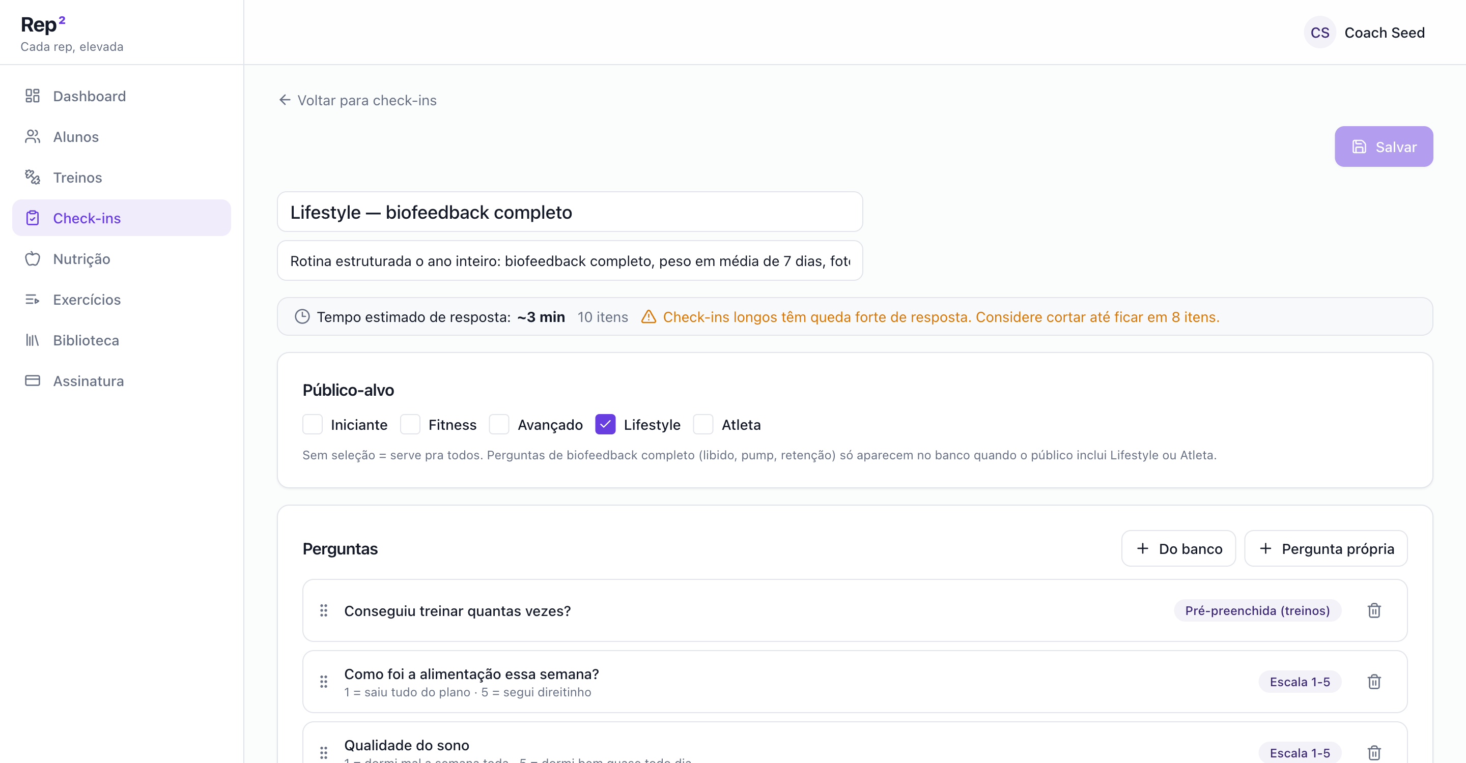 Painel web real do coach no Rep²: editor de check-in 'Lifestyle — biofeedback completo' com perguntas de alimentação, sono e energia, público-alvo e tempo estimado de resposta.